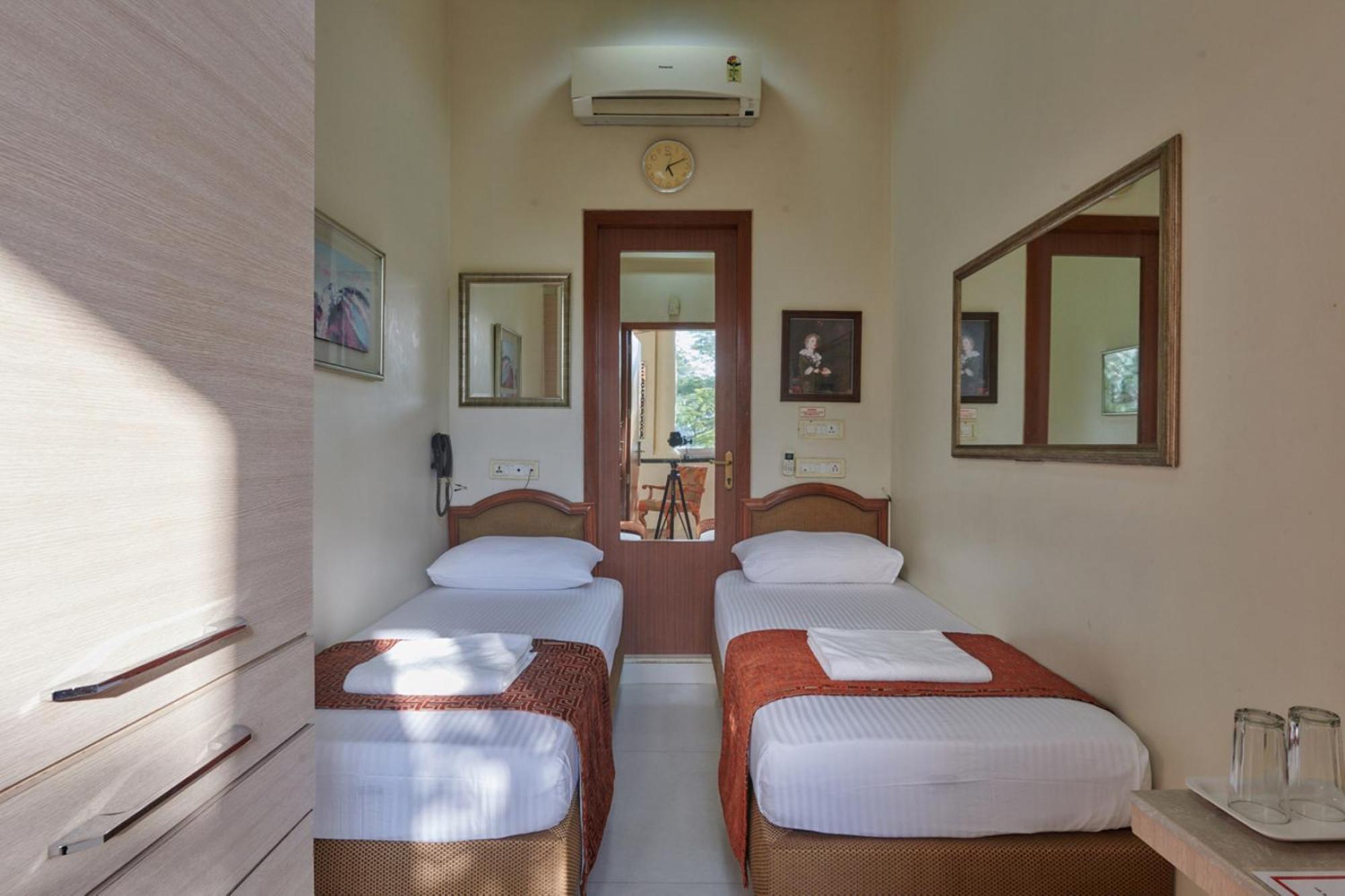 מומביי Elphinstone Hotel מראה חיצוני תמונה