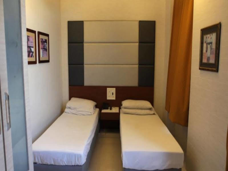 מומביי Elphinstone Hotel מראה חיצוני תמונה